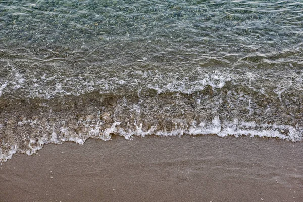 Поверхность Соленая Морская Вода Качающаяся Небольшими Волнами Берега Через Прозрачное — стоковое фото