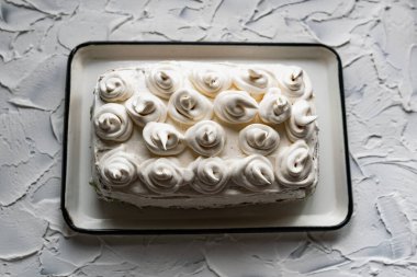 İtalyan kremalı pastasının kremalı tatlısı. Sıcak şeker şurubuyla çırpılmış yumurta beyazı. Kafanın tepesindeki kıvrımlı bir sarmal şeklinde hafif bir pasta kremi.