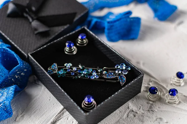 Gyönyörű Bross Kék Akvamarin Kövek Strassz Különböző Méretű Fém Alap — Stock Fotó