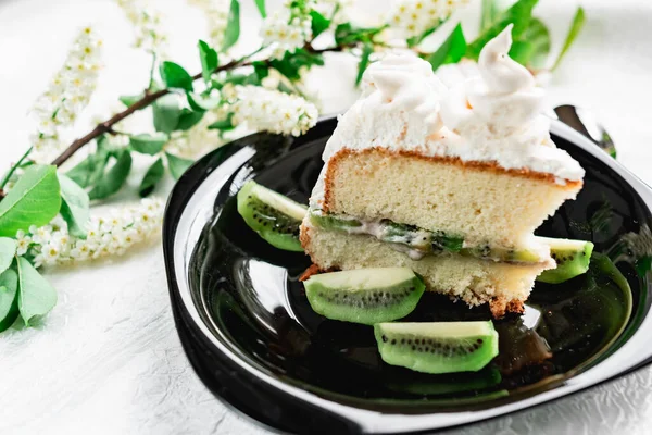 Una Fetta Torta Con Crema Meringa Piatto Nero Lucido Con — Foto Stock