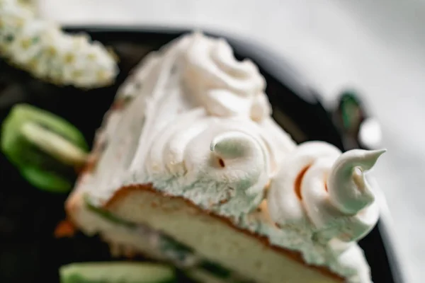 Uma Fatia Bolo Com Creme Merengue Uma Placa Preta Brilhante — Fotografia de Stock