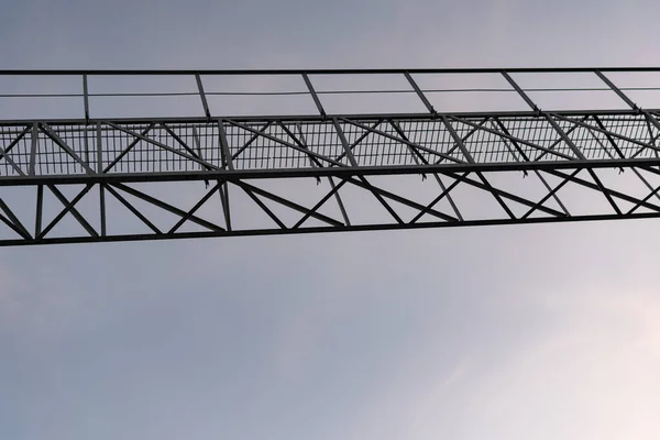 Ponte Alta Estreita Estação Ferroviária Para Atravessar Trilhos Trens Uma — Fotografia de Stock