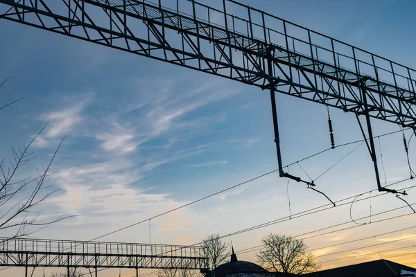 Hohe Und Schmale Brücke Bahnhof Zum Überqueren Von Gleisen Und — Stockfoto