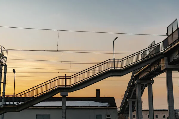 Tren Istasyonunda Yüksek Dar Bir Köprü Rayların Trenlerin Üzerinden Geçmek — Stok fotoğraf