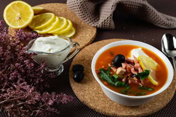 Soup Solyanka Adalah Sup Daging Gabungan Dengan Daging Asap Berbagai — Stok Foto