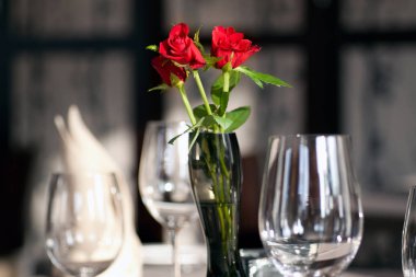 Güllü restoranda zarif tablo