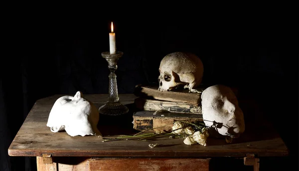 Klasik Barok hala hayat kafatası ve ölüm maskesi siyah bir arka plan üzerinde Vantias stilinde