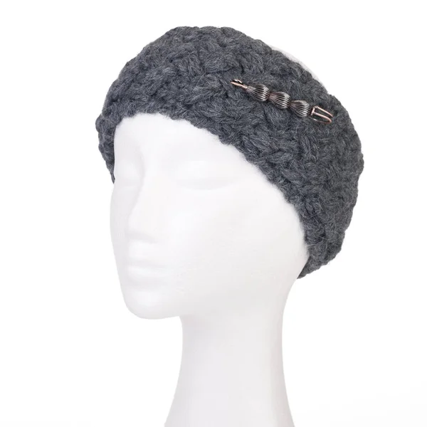 Modern el yapımı yün örme bandı üzerinde beyaz bir bez bebek baş 