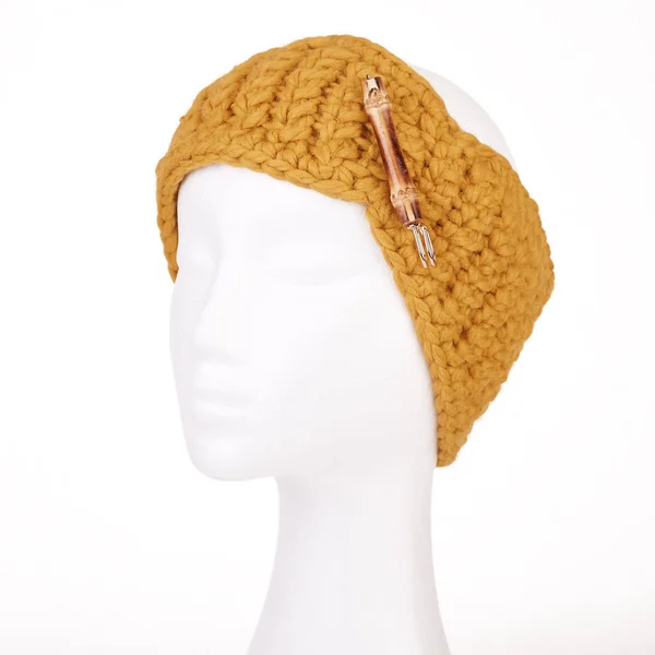 Modern el yapımı yün örme bandı üzerinde beyaz bir bez bebek baş 