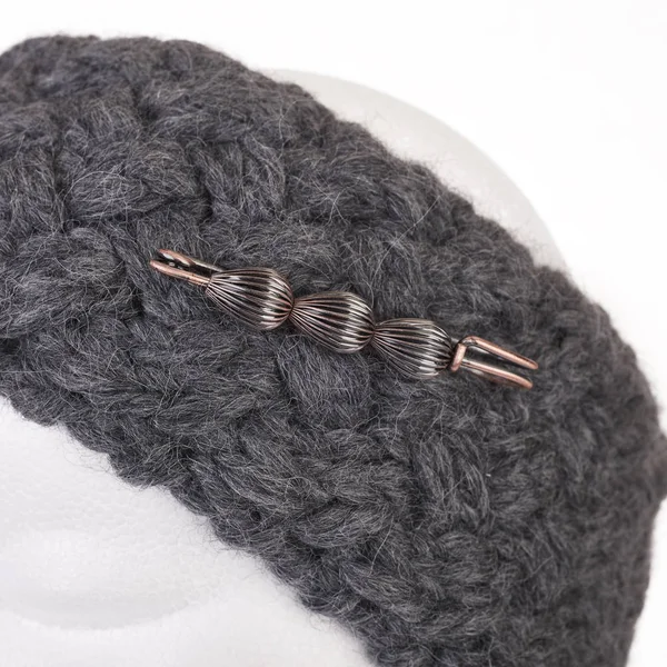 Modern el yapımı yün örme bandı üzerinde beyaz bir bez bebek baş 