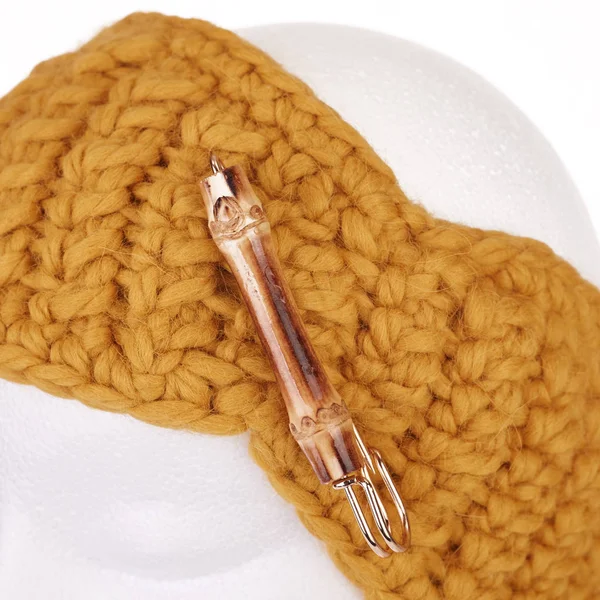 Modern el yapımı yün örme bandı üzerinde beyaz bir bez bebek baş 