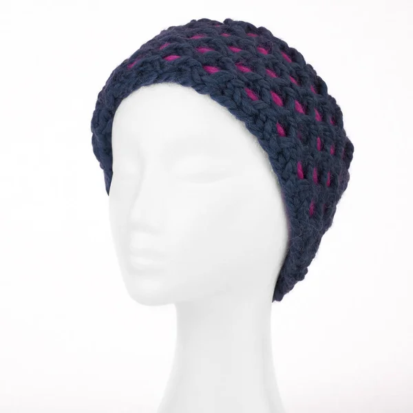 Modern el yapımı yün örme bandı üzerinde beyaz bir bez bebek baş 