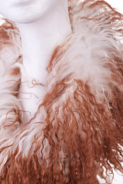 İzole beyaz arka plan üzerinde beyaz bir bez bebek baş üzerinde Modern bir yünlü eşarp 