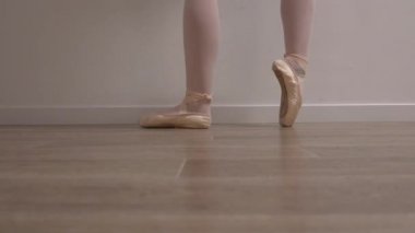 Klasik dans bir sınıfta pointes ile egzersiz