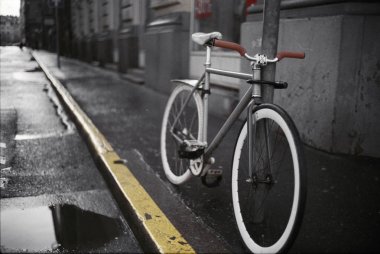 Yağmur sonrası Vintage Bisiklet Street otopark