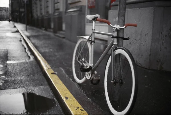 Yağmur sonrası Vintage Bisiklet Street otopark