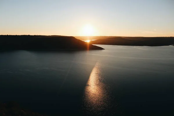 Günbatımında güneş yansıması su ile defne deniz görünümü
