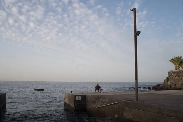 Hombre Sentado Muelle Hormigón Pesca —  Fotos de Stock