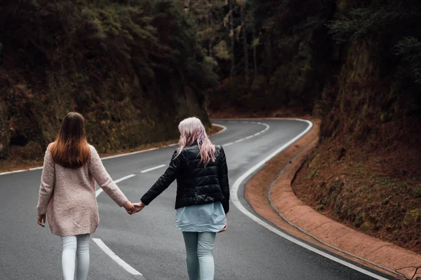 Rear View Two Girls Holding Hands Walking Curvy Countryside Road — Stock Photo, Image