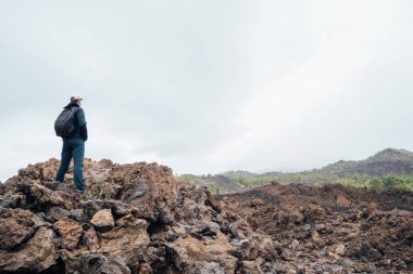 Yürüyüşçünün kırsal kesimdeki kaya oluşumunda dikey görünümü