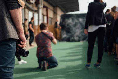 Sanat sergi de görülmeye değer parça fotoğrafını çekmek insanlar