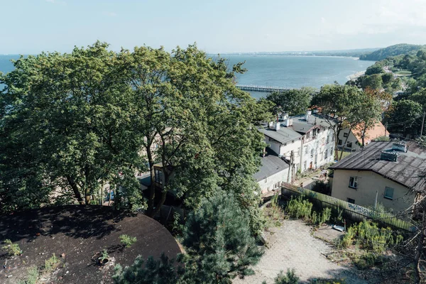 Panoramik nehir sahilinde kırsal binalar güneşli