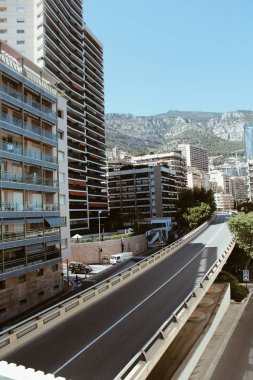 Şehir olay Kulesi binaları gün yaz ortasında boş yol