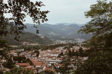 Pastoral vadi kasaba görünümüne puslu hills arka plan üzerinde