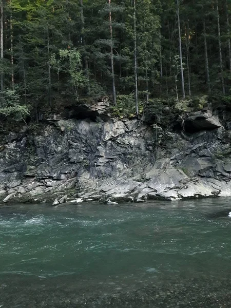 Cliff oluşumları Nehri kıyısında