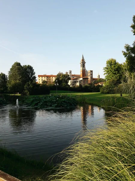 Göl pastoral görünümüne şehir binaların zemin üzerine
