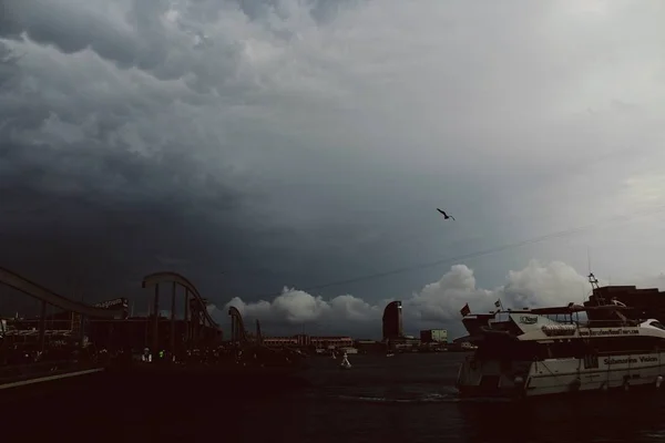 Vista Obcecada Para Barcos Atracados Cais Cidade — Fotografia de Stock