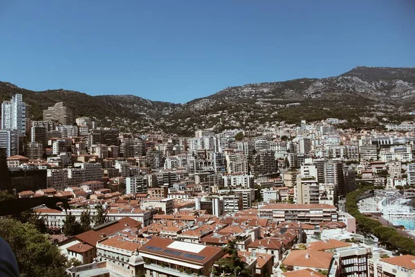 Şehir binaları doğal görünümüne güneşli dağ yamacında