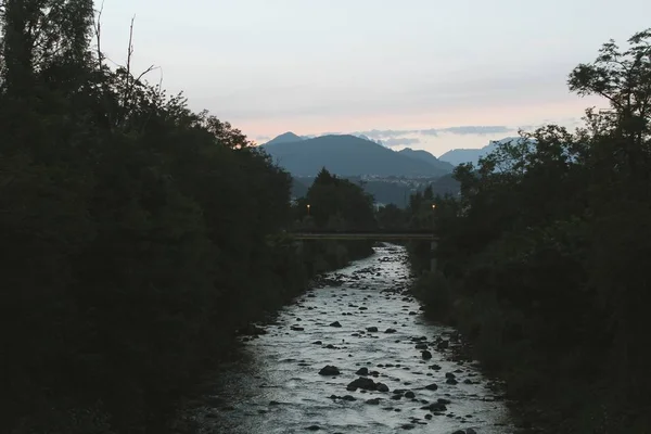Manzara orman Nehri Dağ üzerinde