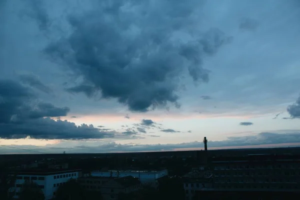 Tranquil Cloudscape Dark Cityscape — Stock Photo, Image