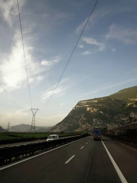 Sisli dağ arazi çalışan asfalt yolda kamyon ridding 