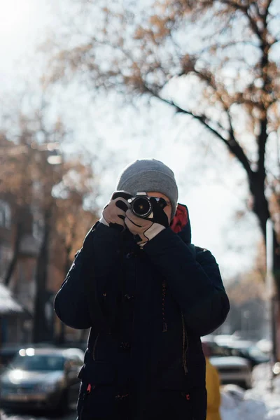 Adam alarak fotoğraf ile fotoğraf makinesi sonbahar günü