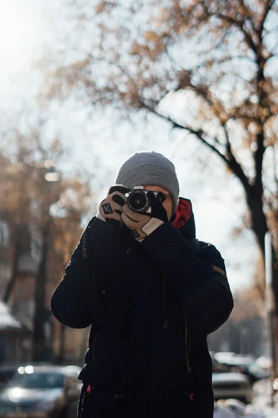 Kamerayla fotoğraf çeken bir adamın portresi