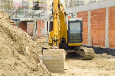 Ekskavatör, yeni bir bina inşaat sitesinde