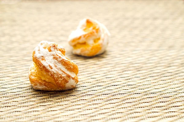 Delicioso Pastel Con Crema Salpicada Azúcar —  Fotos de Stock