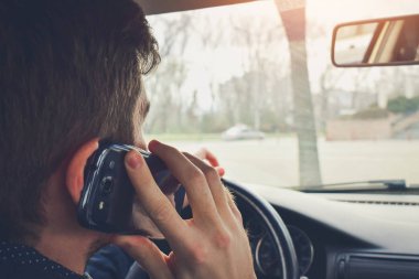 Yakışıklı adam araba sürüş sırasında Smartphone kullanarak