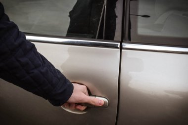 Açılış arabanın kapısını, arabanın kapısını açarak adam el kapat