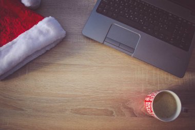 Dizüstü ve Santa şapka ile Noel iş yeri