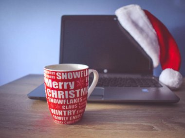 Laptop ile boş bir ekran ve Santa Claus şapka