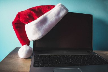 Laptop ile boş bir ekran ve Santa Claus şapka