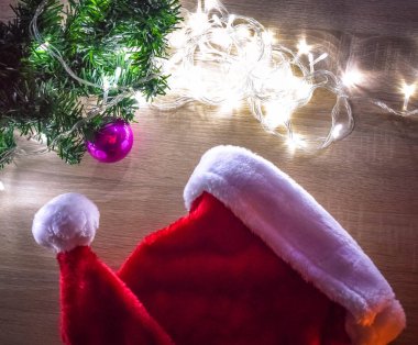 Noel Noel Baba şapkası vintage tablo arka plan. Noel Baba şapkası ile ışık ve Noel dekorasyon