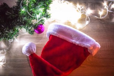 Noel Noel Baba şapkası vintage tablo arka plan. Noel Baba şapkası ile ışık ve Noel dekorasyon