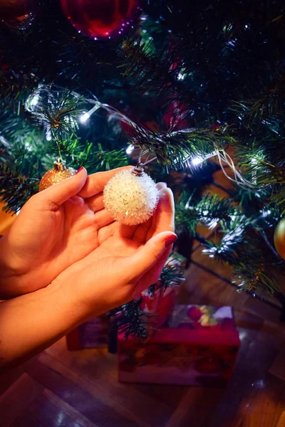 Decorar Árbol Navidad Con Decoraciones Hermoso Árbol Navidad Con Bolas — Foto de Stock