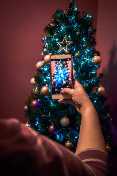 Mujer Sostener Teléfono Inteligente Capturar Árbol Navidad Decorado — Foto de Stock