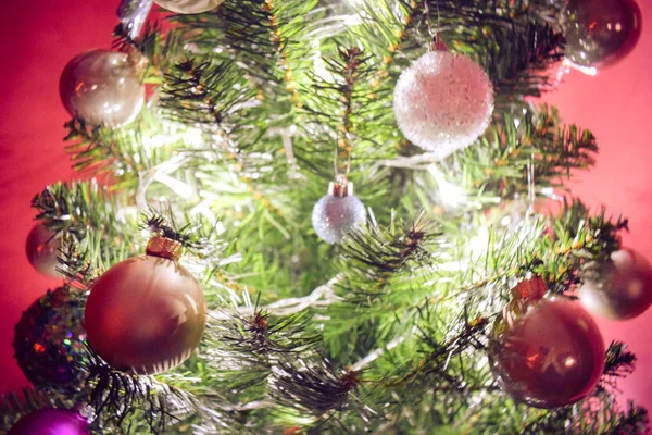 Primer Plano Adornos Navideños Árbol Con Luces Adorno Navidad Lindo — Foto de Stock
