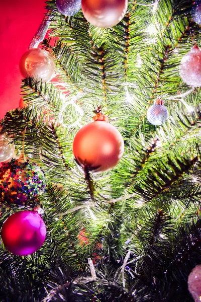 Primer Plano Adornos Navideños Árbol Con Luces Adorno Navidad Lindo — Foto de Stock